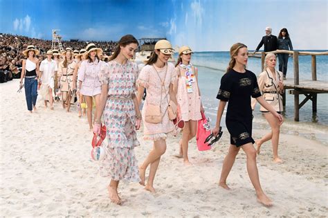 défilé chanel 2018 plage|Chanel resort fashion show.